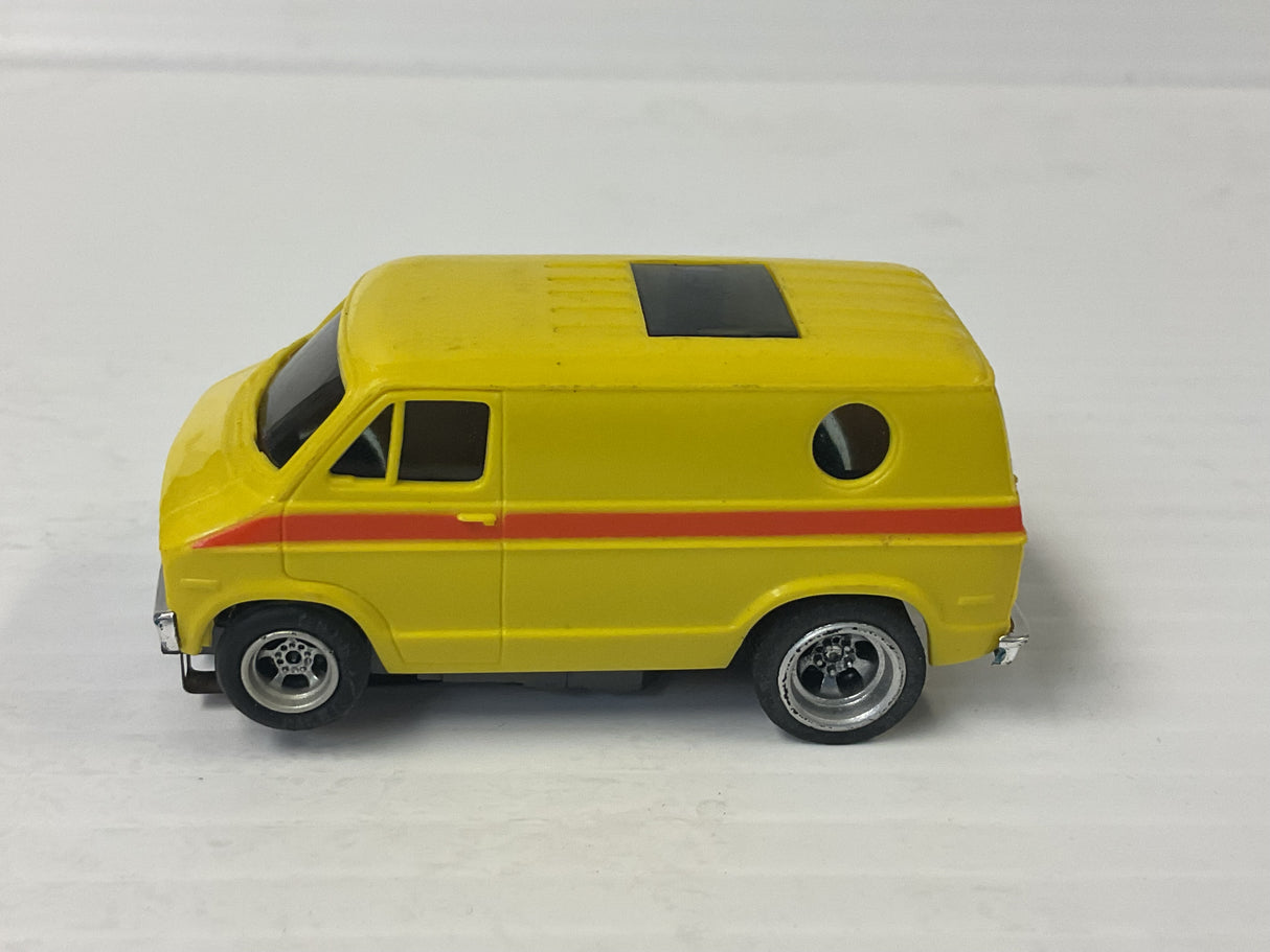 Aurora AFX magnatraction custom van yellow with orange stripe special chassis | 1922 | Aurora - AFX