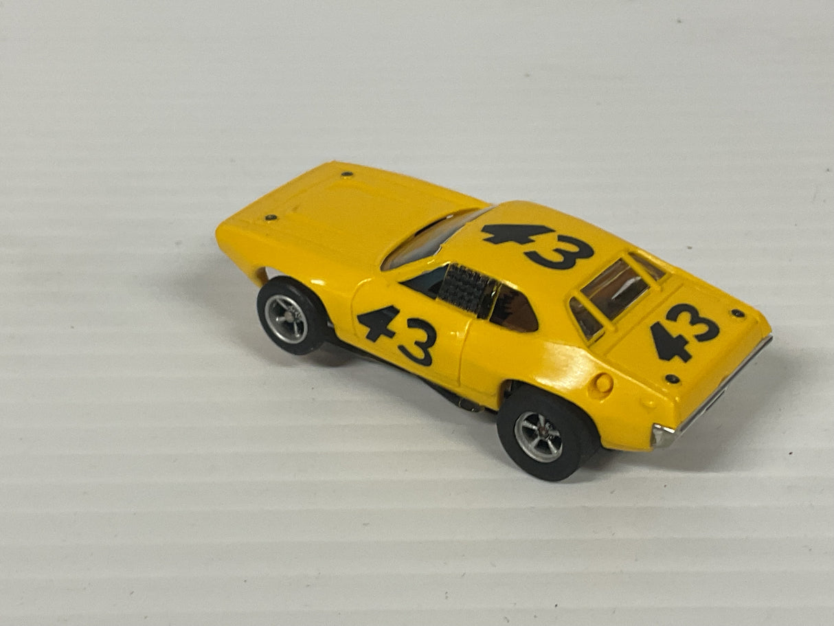 Aurora AFX non-magnatraction Plyouth Road Runner Stock Car Yellow #43 | 1762 | Aurora - AFX