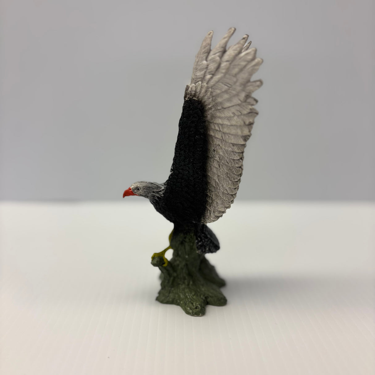 Small figurine of a bald eagle perched on a green base for Mamejo MAJ52014