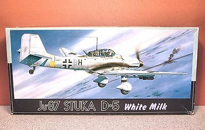 Stuka D-5 aircraft model on box art, white and gray tones for Fujimi FUJ25016