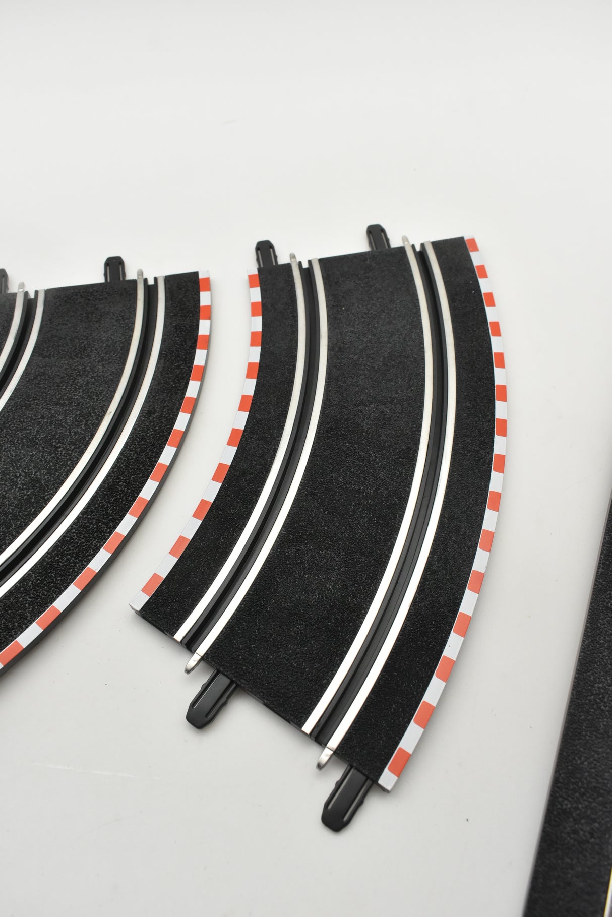 Curved track pieces for miniature train layout, showing a 45-degree arc for SCX Compact SC-01.023
