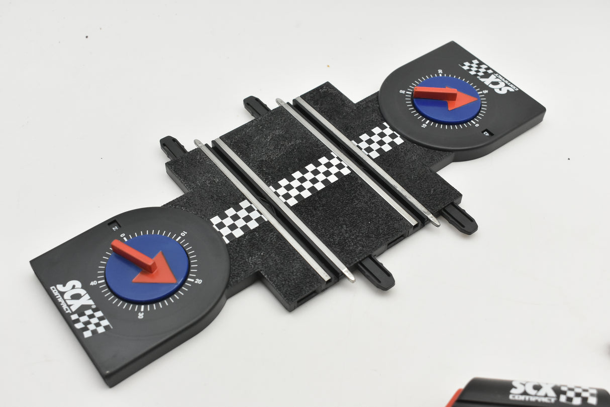Lap counter track with three measurement markers and two circular displays for SCX Compact SC-01.024