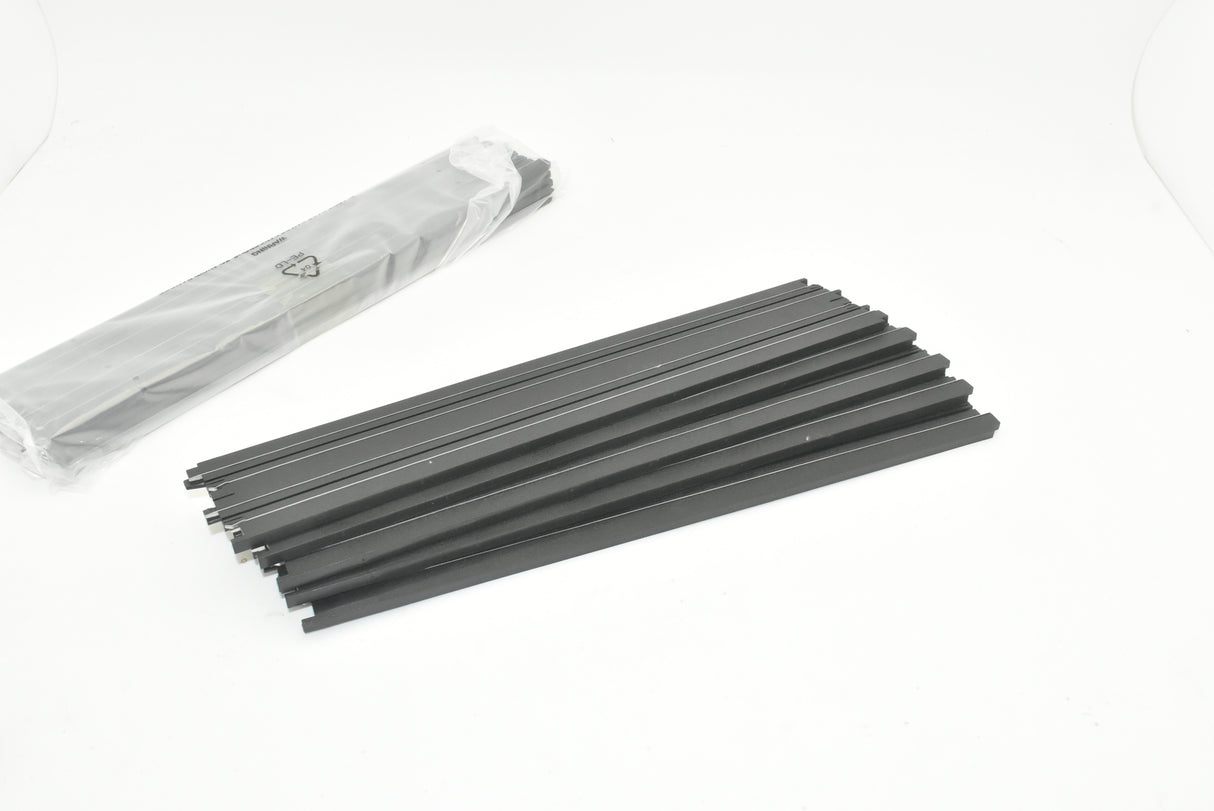 Assortment of straight metal tracks for auto repair for Auto World H0045, alternate track view