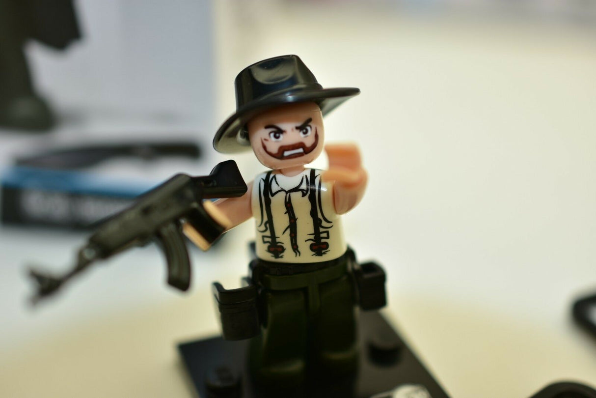 Robber minifigure with hat and gun, part of a police/robber set for Sluban M38-B0586