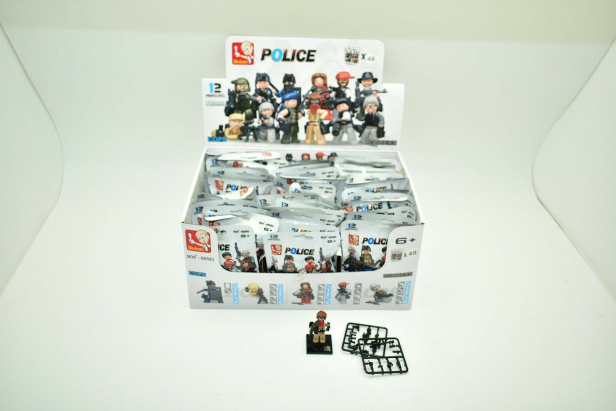 Police minifigures and building pieces for action scenes for Sluban M38-B0583