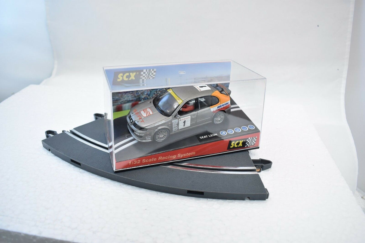 Slot car display set featuring a 1:32 scale Seat Leon for SCX 60930