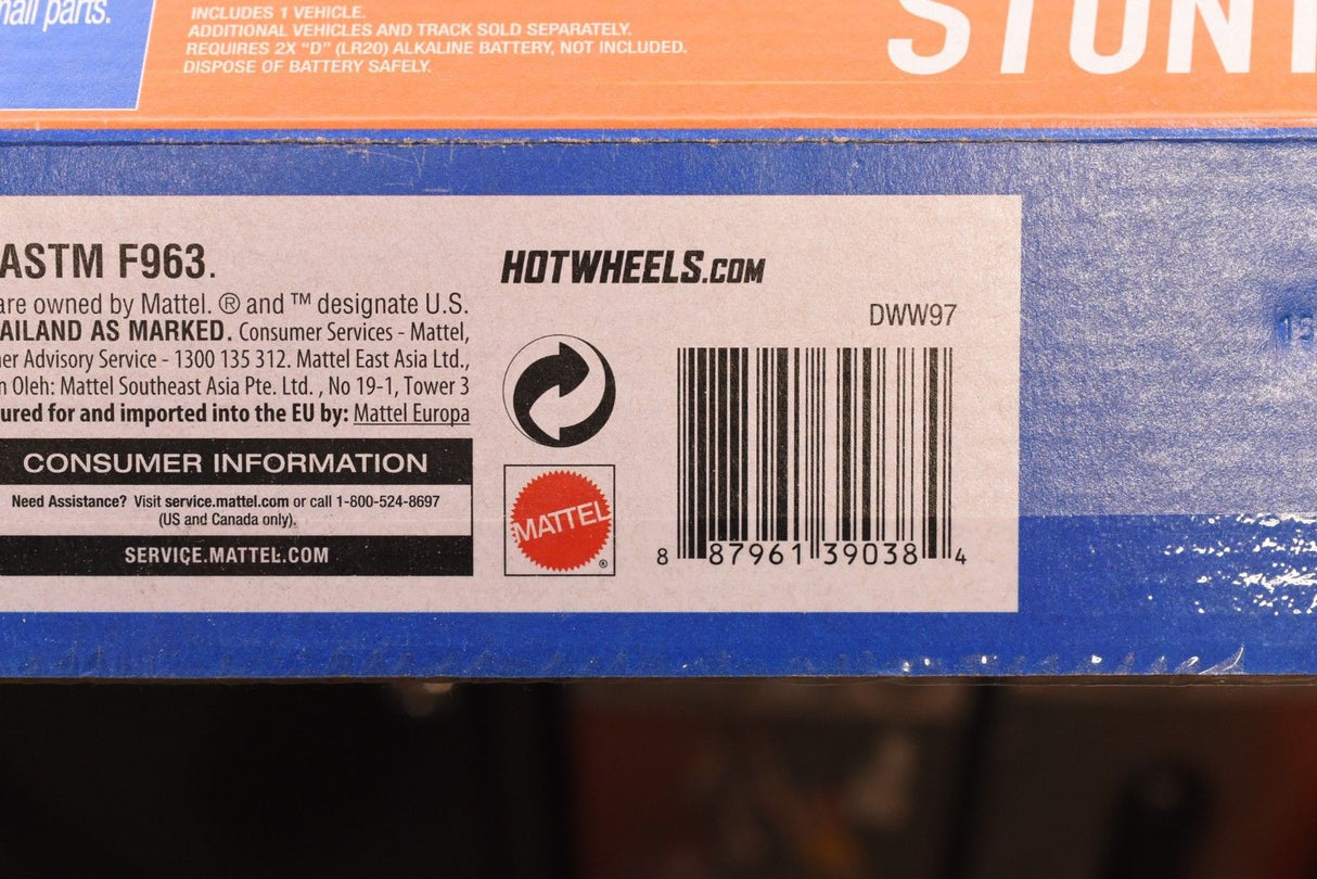 Product packaging showing Hot Wheels Stunt Bridge Kit details and barcode for Mattel DWW97