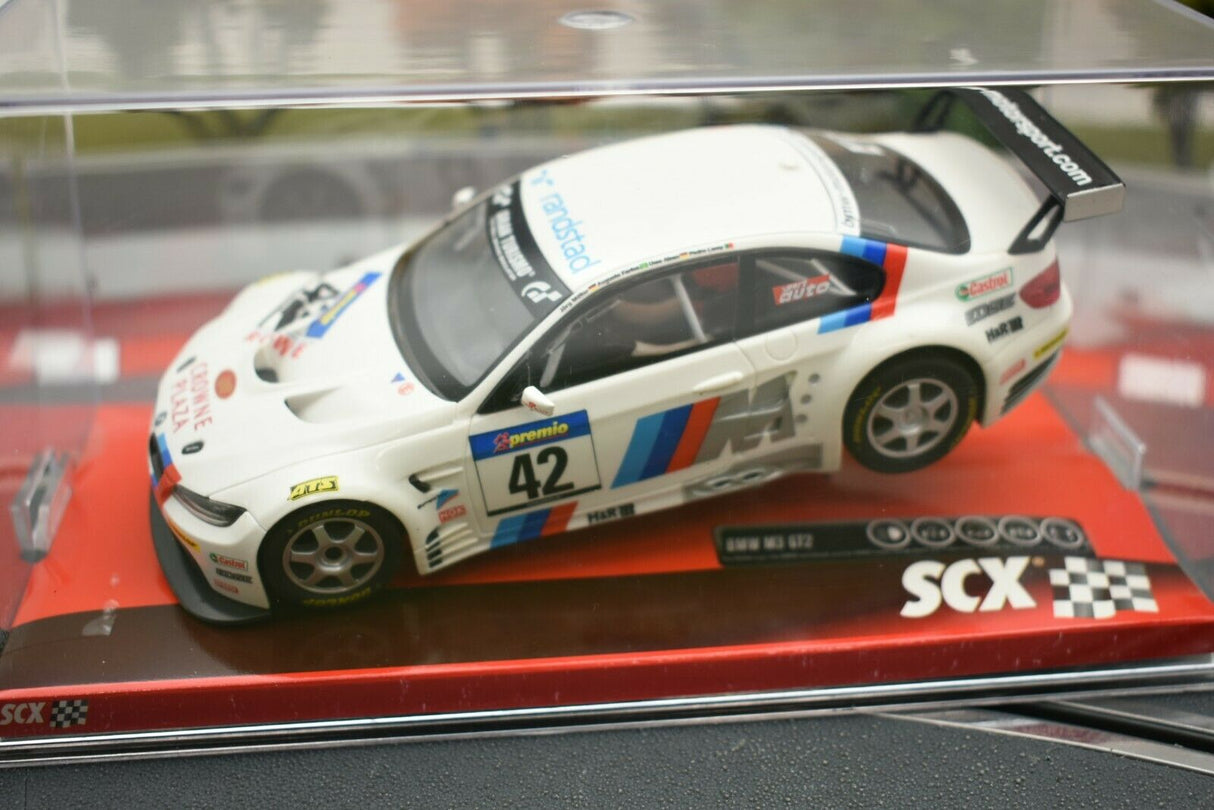 White race car model, MBMW M3 GT2, with number 42 for SCX A10156X3U0