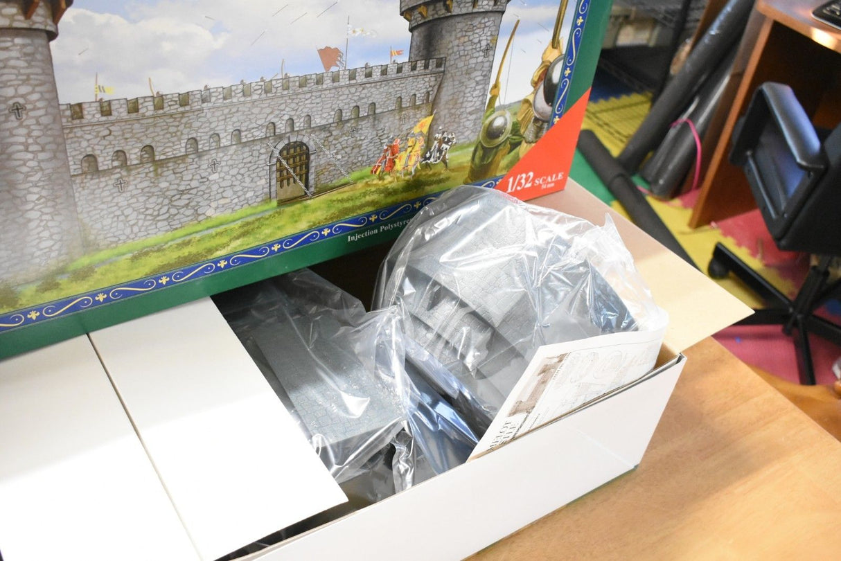 Model kit box art showing a castle wall and figures for IMEX IMX3280