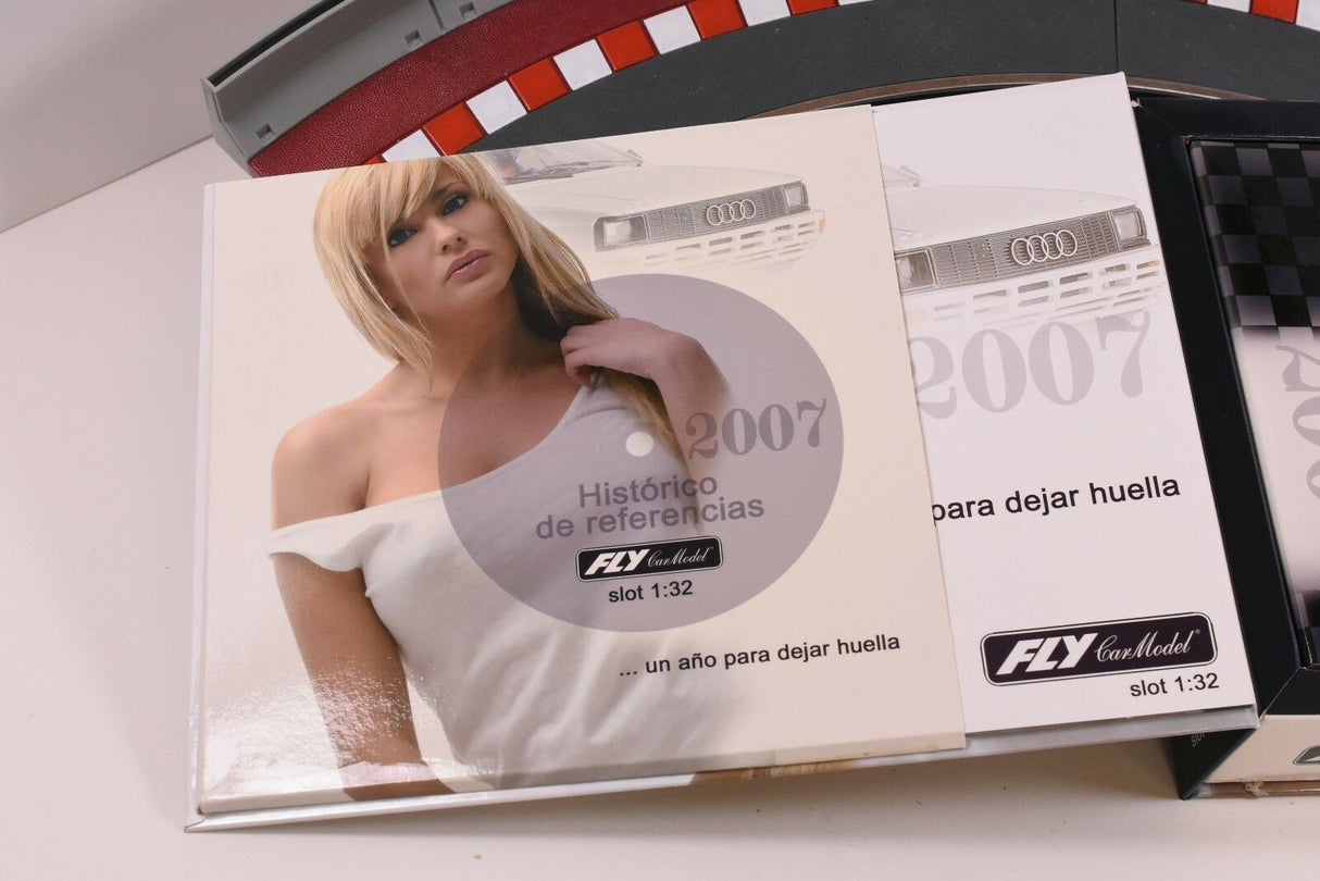 Catalog cover featuring a woman and the text "2007 para dejar huella." for Fly Car 99016