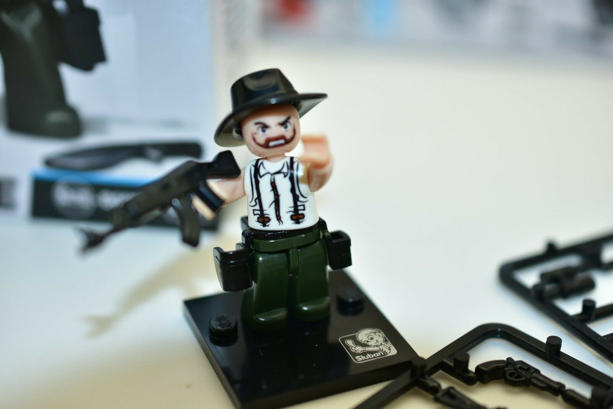 Robber minifigure in a hat, standing on a black baseplate for Sluban M38-B0586