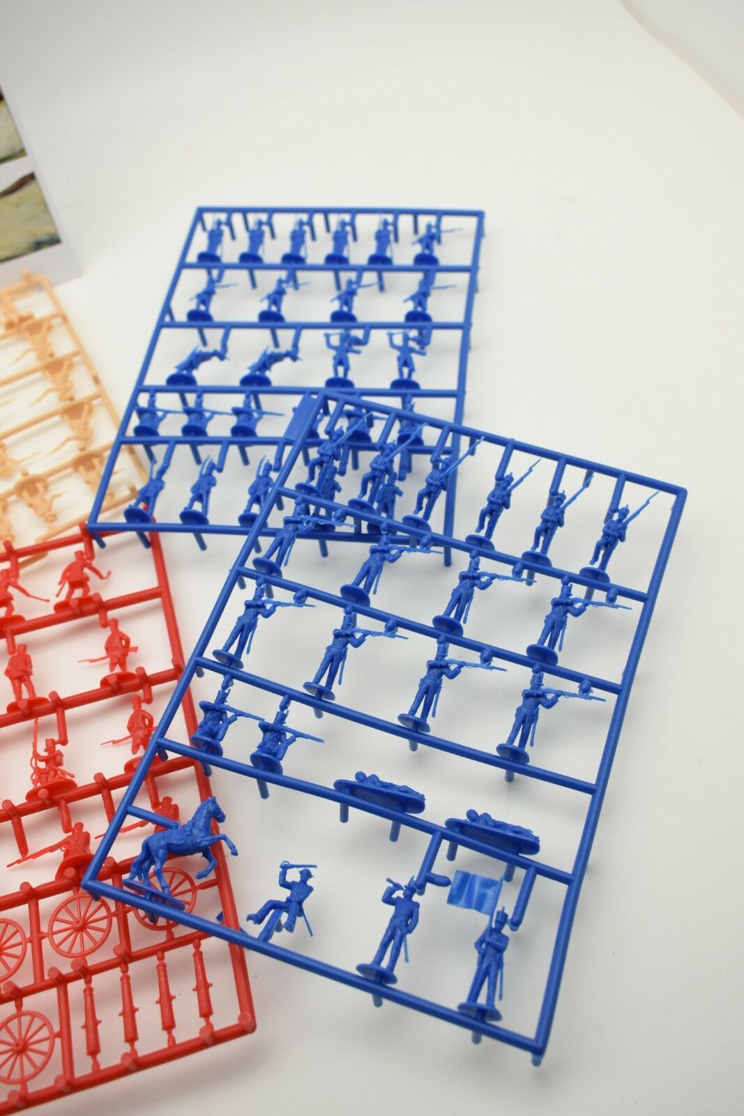 Plastic miniature bases for historical battle figures, red and blue sets for Billy V 683