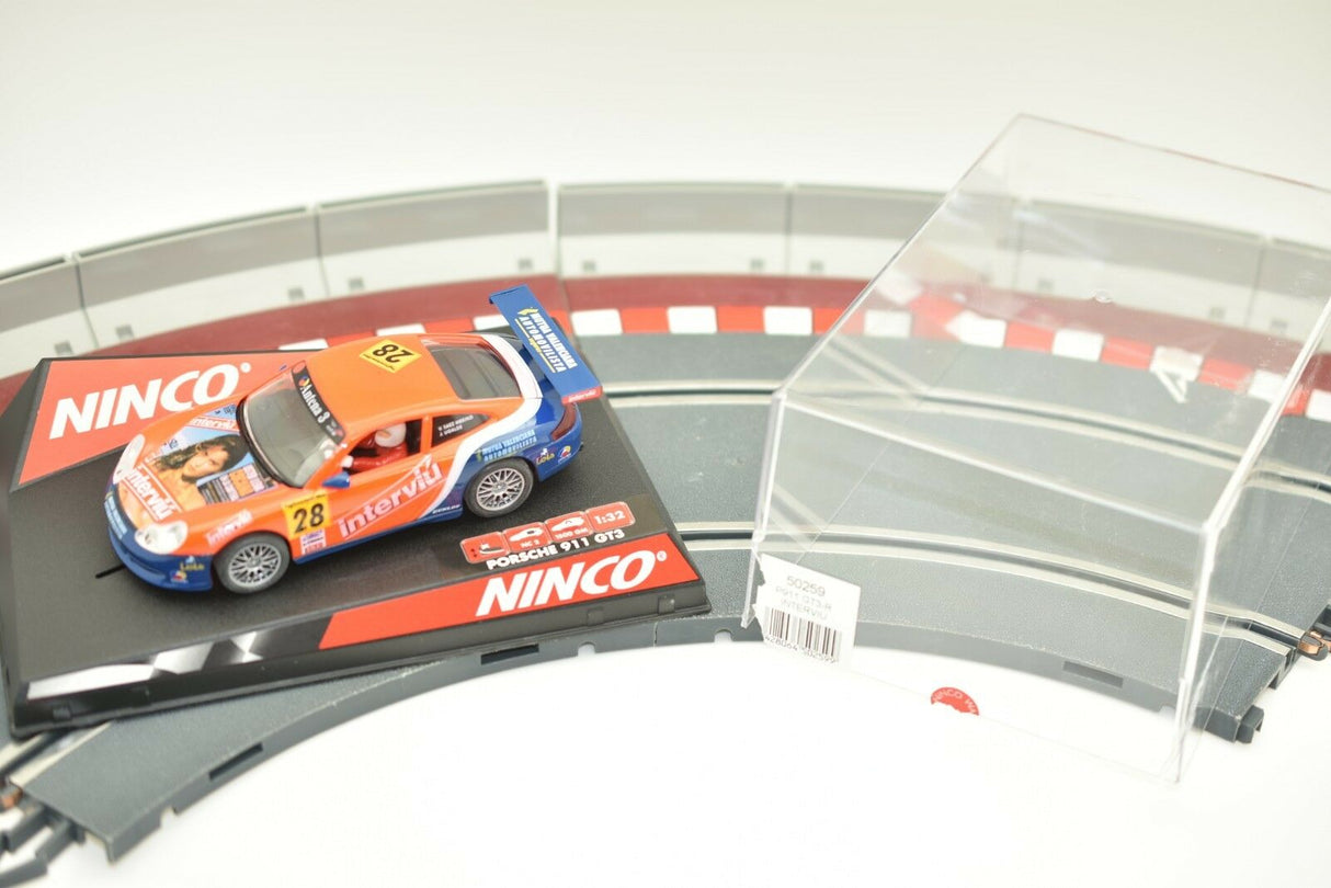 Race track set with a model car: Porsche 911 GT3-R Interviu for Ninco 50259