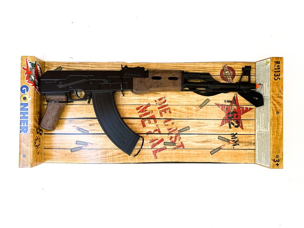 Assault rifle replica on a wooden display stand with patriotic graphics for Gonher 1135/6