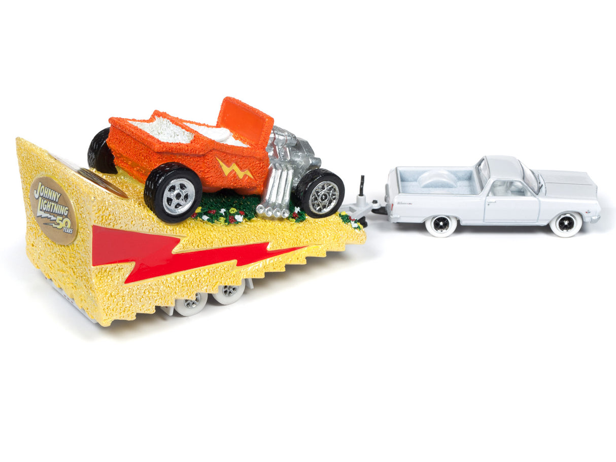 Toy car set: Lightning McQueen towing a white sedan on a yellow ramp for Johnny Lightning JLTG001b