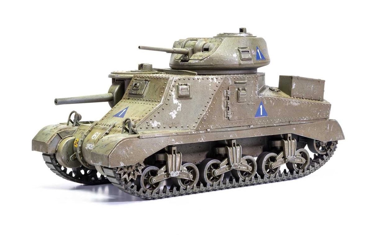 Scale model of an M3 Lee/Grant tank, weathered green and gray for Airfix A1370