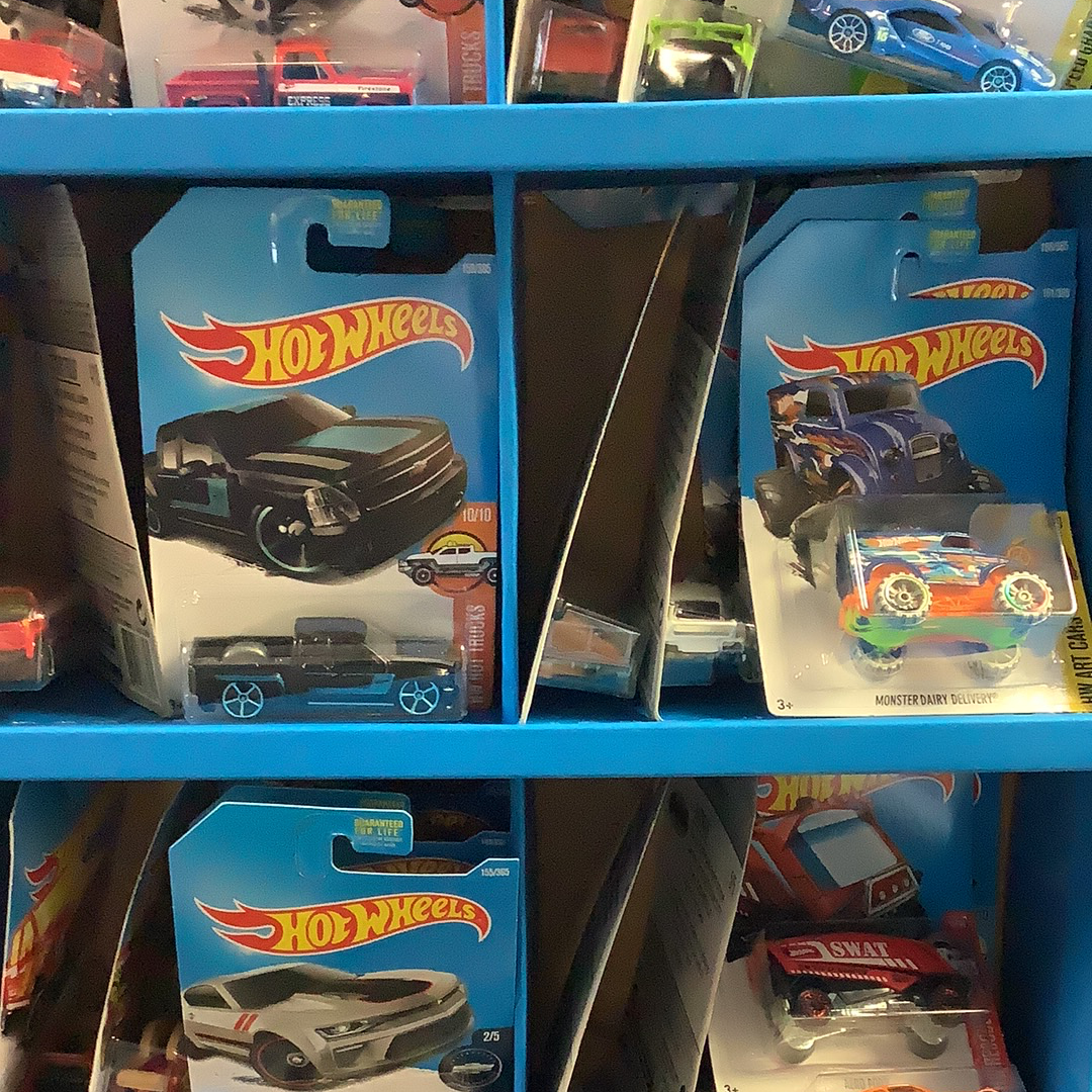 Assorted die-cast cars in blister card packaging for DVB83-D9B0H l2503lAssorted CARS