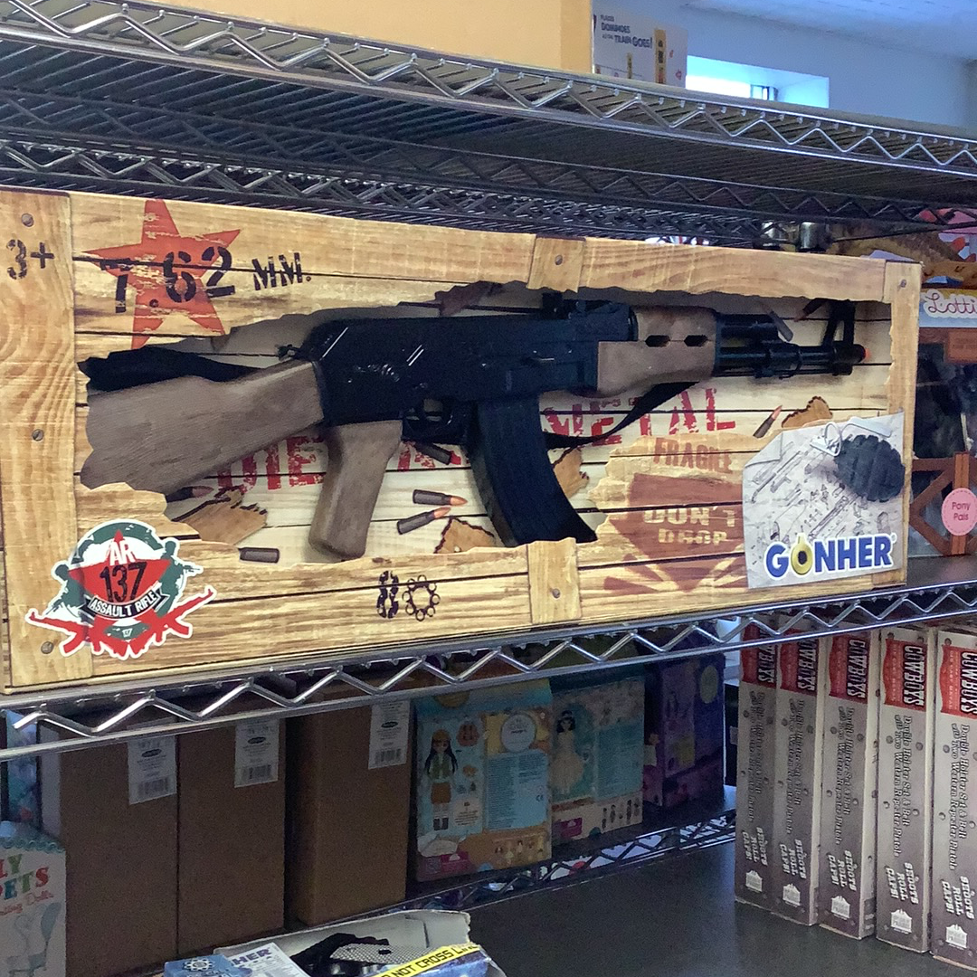 Wooden display featuring a replica AK-47 assault rifle for Gonher 137/6