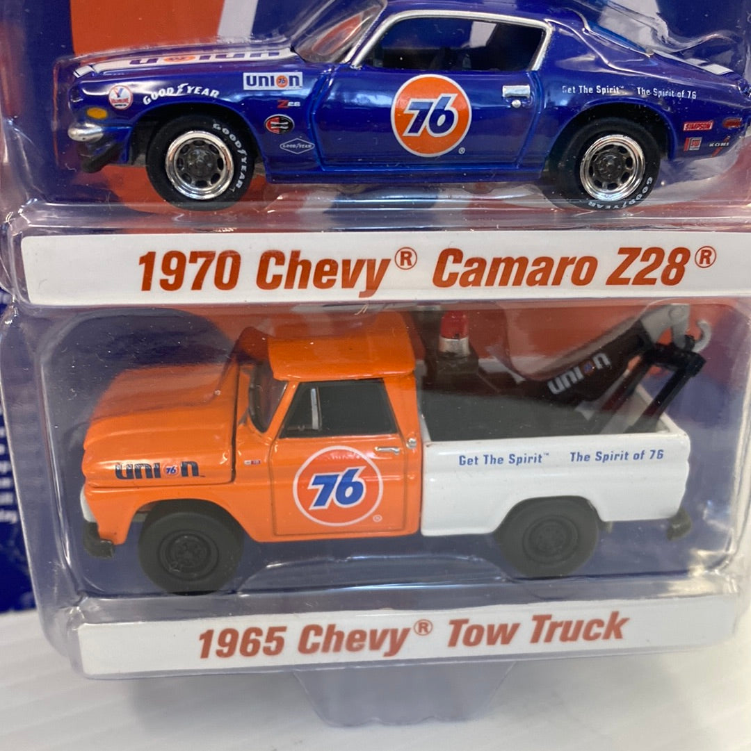 Die-cast set: 1970 Camaro Z28 and 1965 Tow Truck for Johnny Lightning JLPK008-2