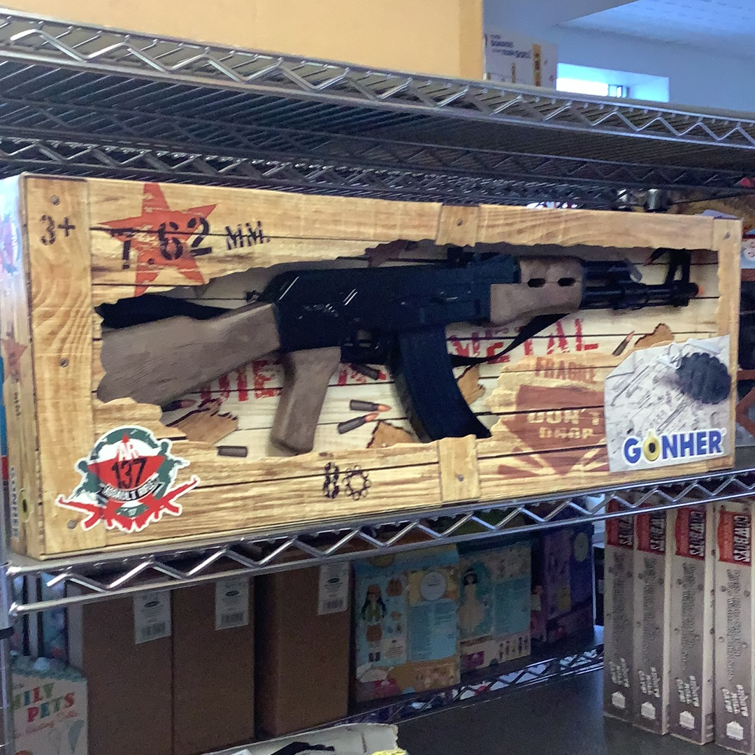 Wooden display with toy AK-47 rifle and "Gonher" branding for 137/6