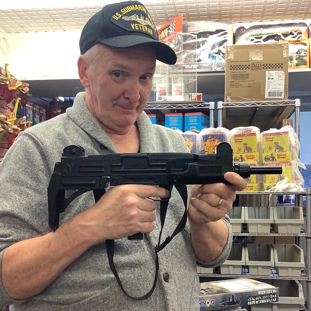 Man holding a black Uzi-style submachine gun for Gonher 0134/6