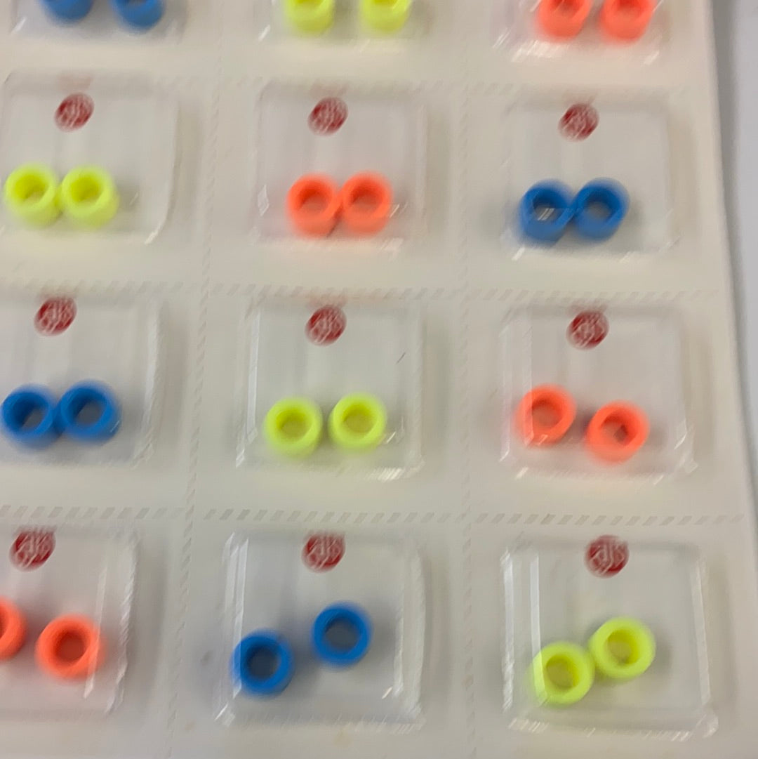 Assortment of colored silicone tire-shaped connectors in blister packs for AJ's 002