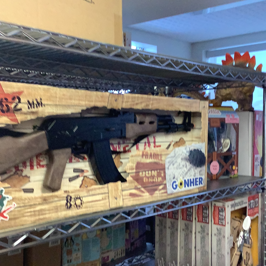 Assault rifle replica displayed on a metal shelf for Gonher 137/6