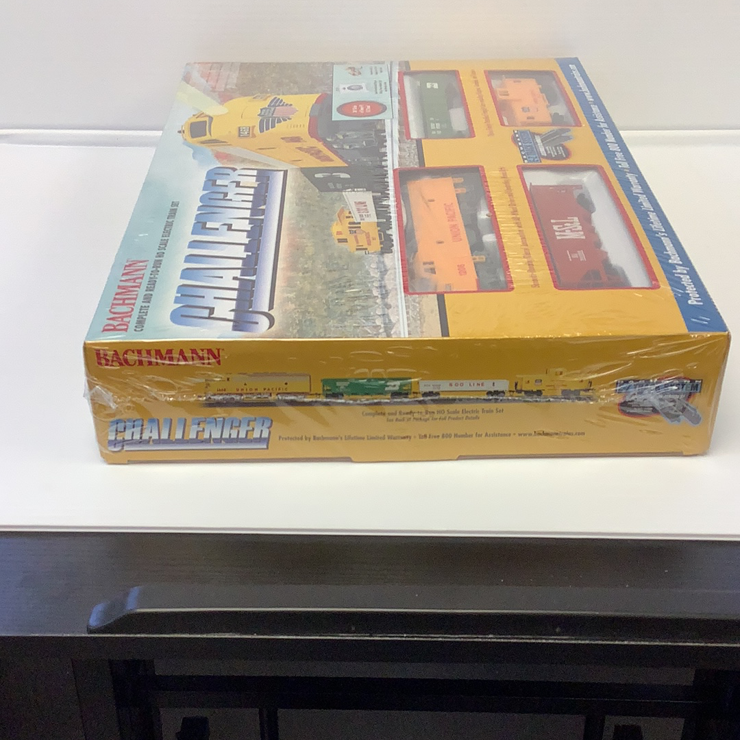 Boxed train set featuring the Challenger locomotive model for Bachmann 00621