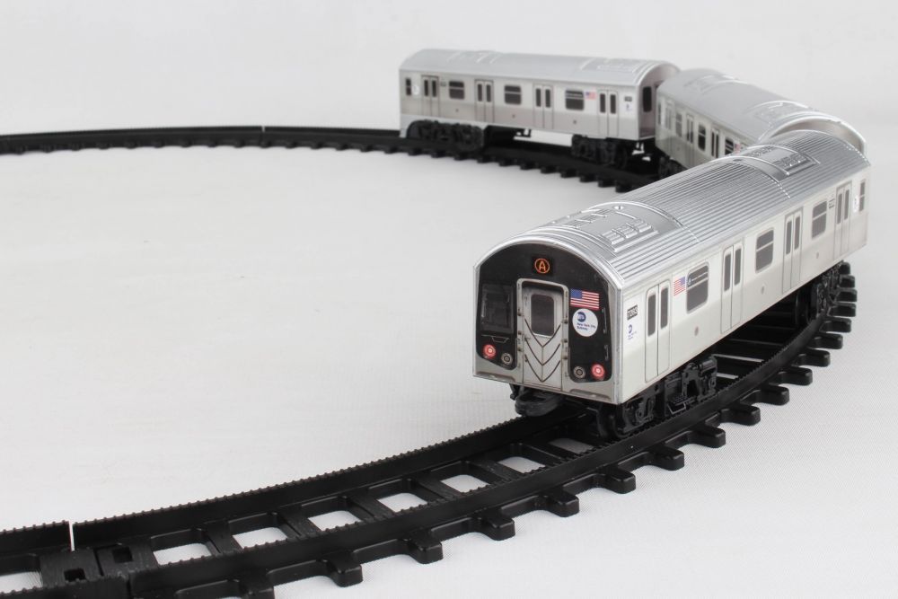 Silver subway train set on curved black track for Daron NY23075