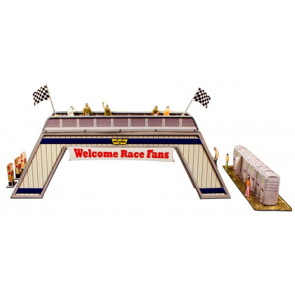 Model kit of a welcome race fans pedestrian bridge and building for Innovative Hobby Supply BK6428