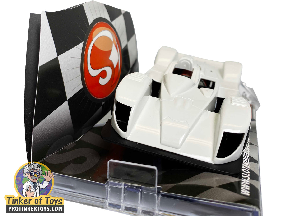 White race car kit with checkered flag backdrop for Sloter 430104