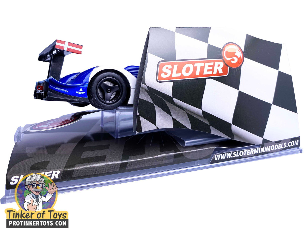 Blue race car model with checkered backdrop, representing Zytek Essex 1° Spa 2005 for Sloter 9524