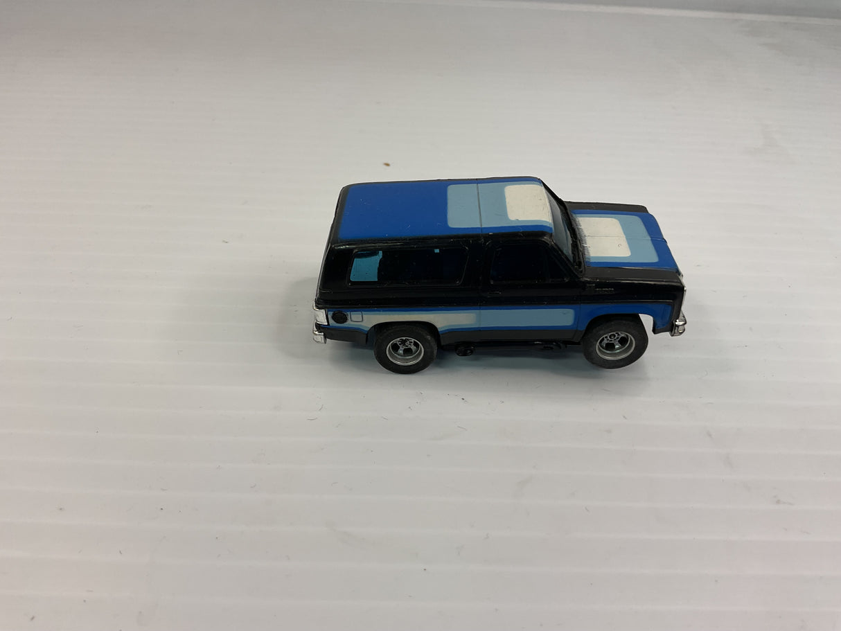 Aurora AFX magnatraction Chevy Blazer Black/BarkB//Light blue/White  | 1984 | Aurora - AFX