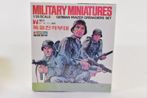 German grenadiers WWII 1:35 scale figure set box art for First Model Co M157