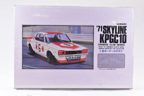 Red and white 1/32 scale model car box art featuring a 1971 Skyline for Arii 51005