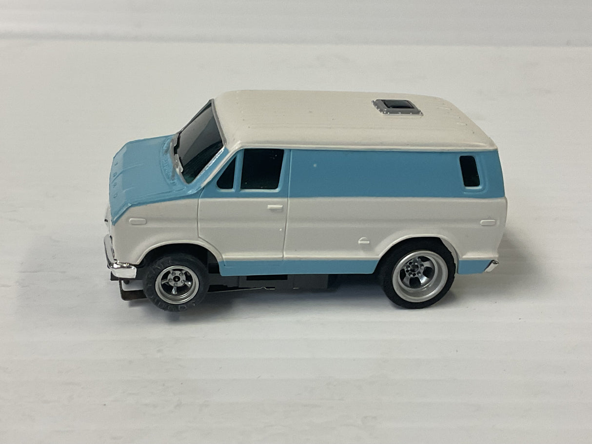 Aurora AFX magnatraction custom van Blue/White special chassis | 1942 | Aurora - AFX