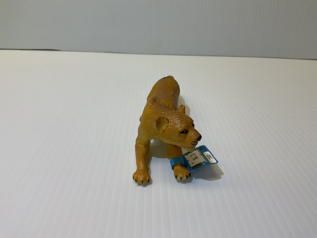 Lioness figurine standing next to a small blue and white box for Mamejo MAJ55053