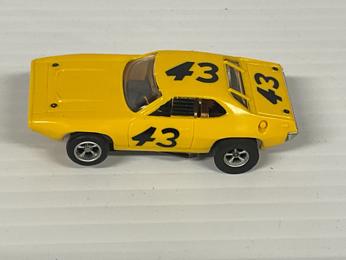 Aurora AFX non-magnatraction Plyouth Road Runner Stock Car Yellow #43 | 1762 | Aurora - AFX