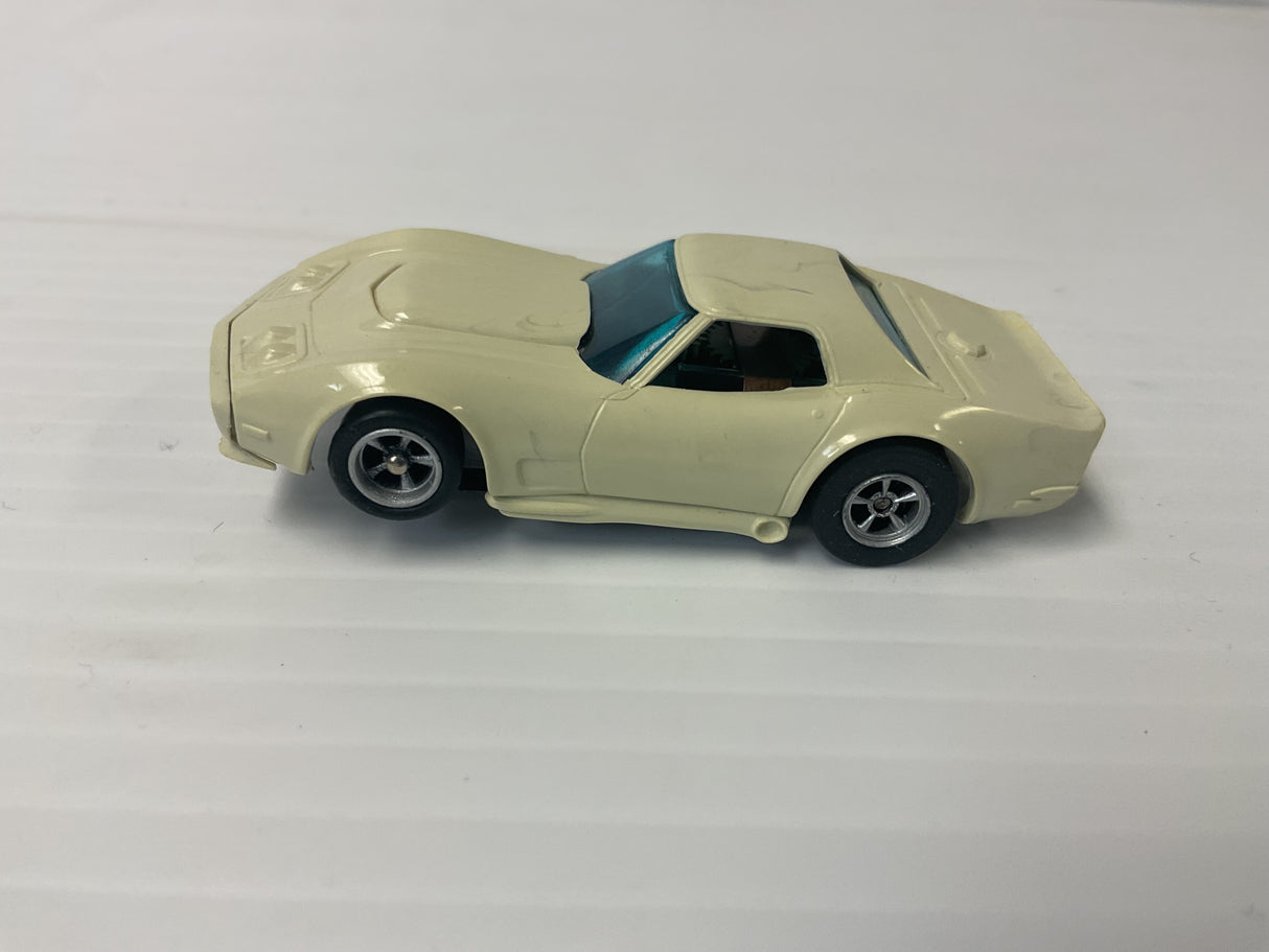Aurora AFX non-magnatraction  Corvette, a production, one piece, stripped, white | 1927 | Aurora - AFX