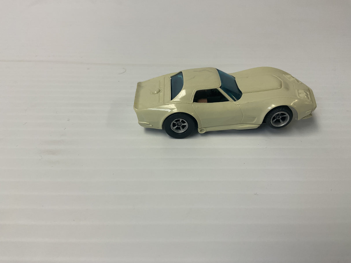 Aurora AFX non-magnatraction  Corvette, a production, one piece, stripped, white | 1927 | Aurora - AFX