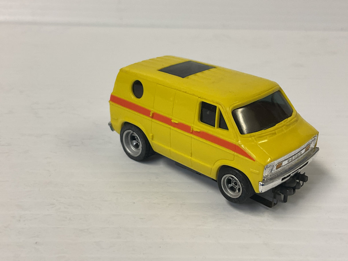 Aurora AFX magnatraction custom van yellow with orange stripe special chassis | 1922 | Aurora - AFX