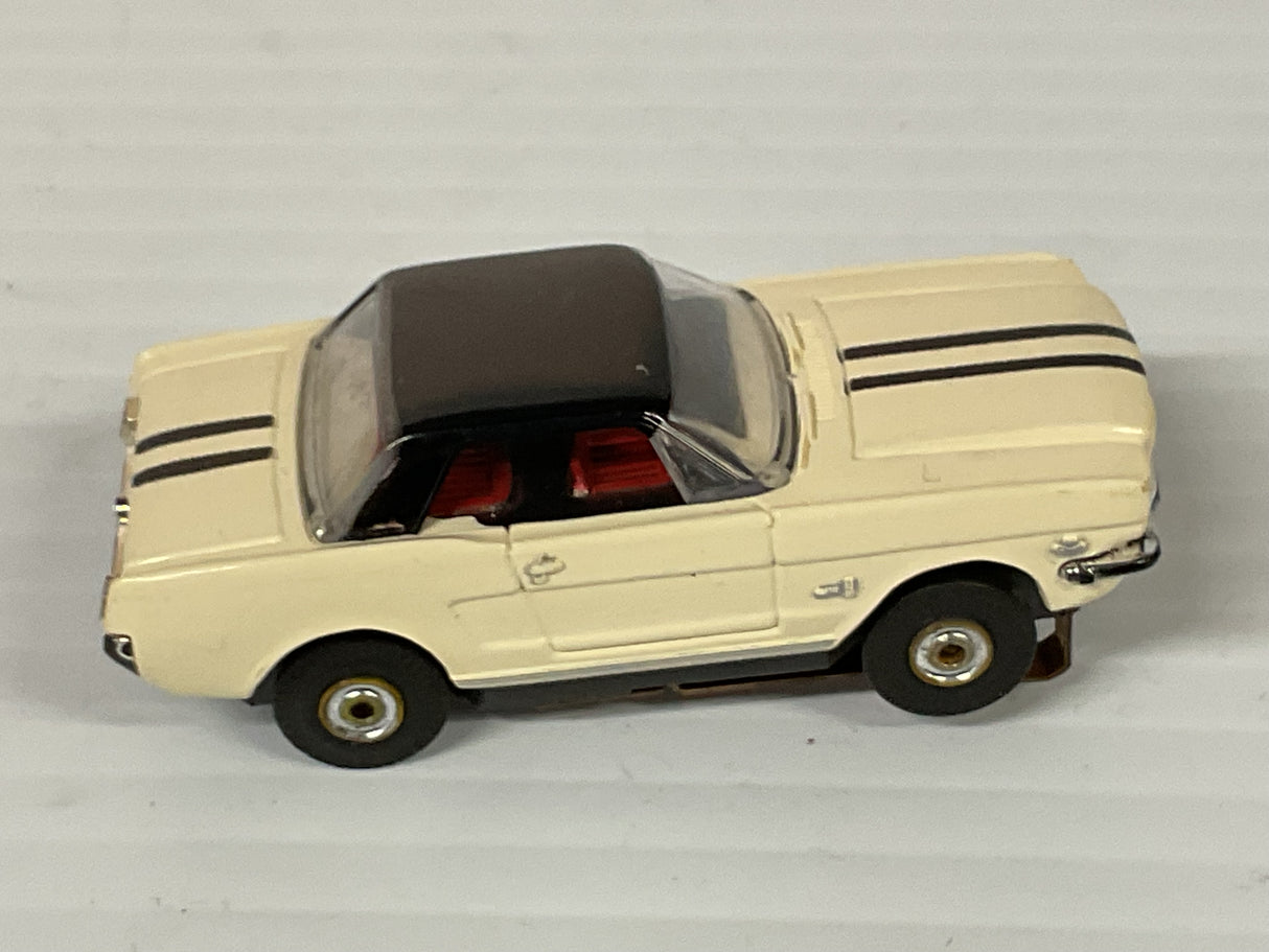 Aurora AFX -Thunder-jet 62 1/2 Mustang HardTop White/Black/Red/Black/Black  | 1372 | Aurora - AFX- Model Motoring