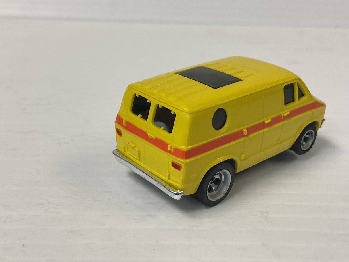 Aurora AFX magnatraction custom van yellow with orange stripe special chassis | 1922 | Aurora - AFX
