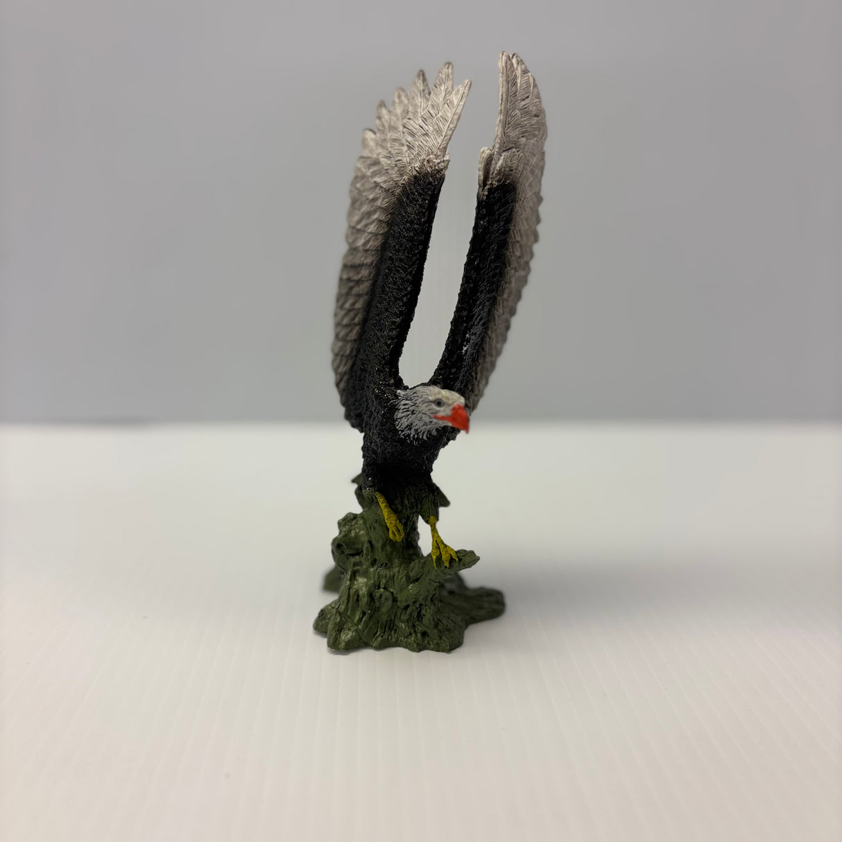 Sculpture of a bald eagle perched on green base for Mamejo MAJ52014