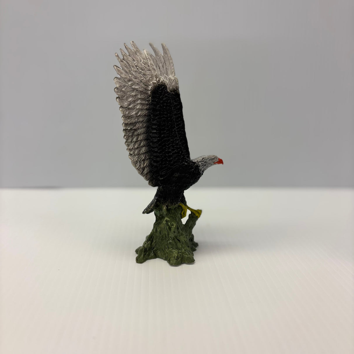 Sculpture of a bald eagle perched on a base for Mamejo MAJ52014