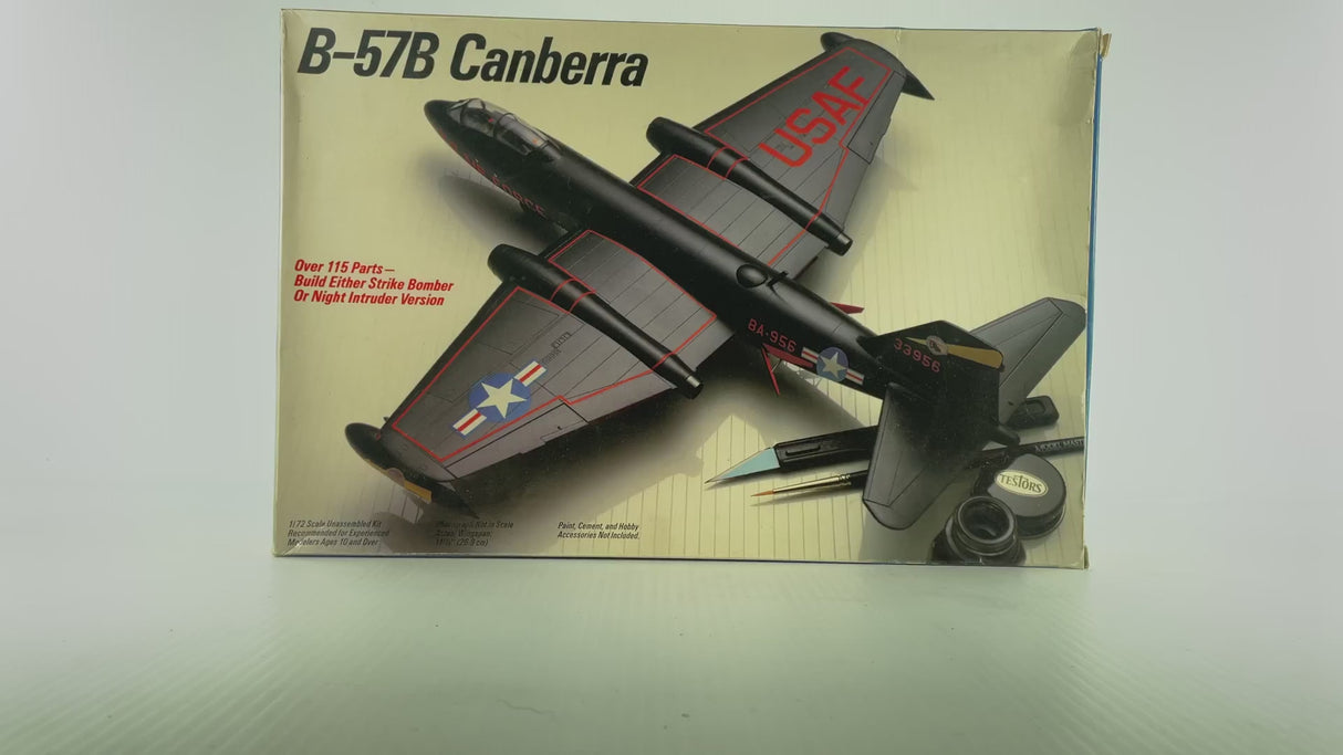 Martin B-57B Canberra 1:72 | 698 | Italeri