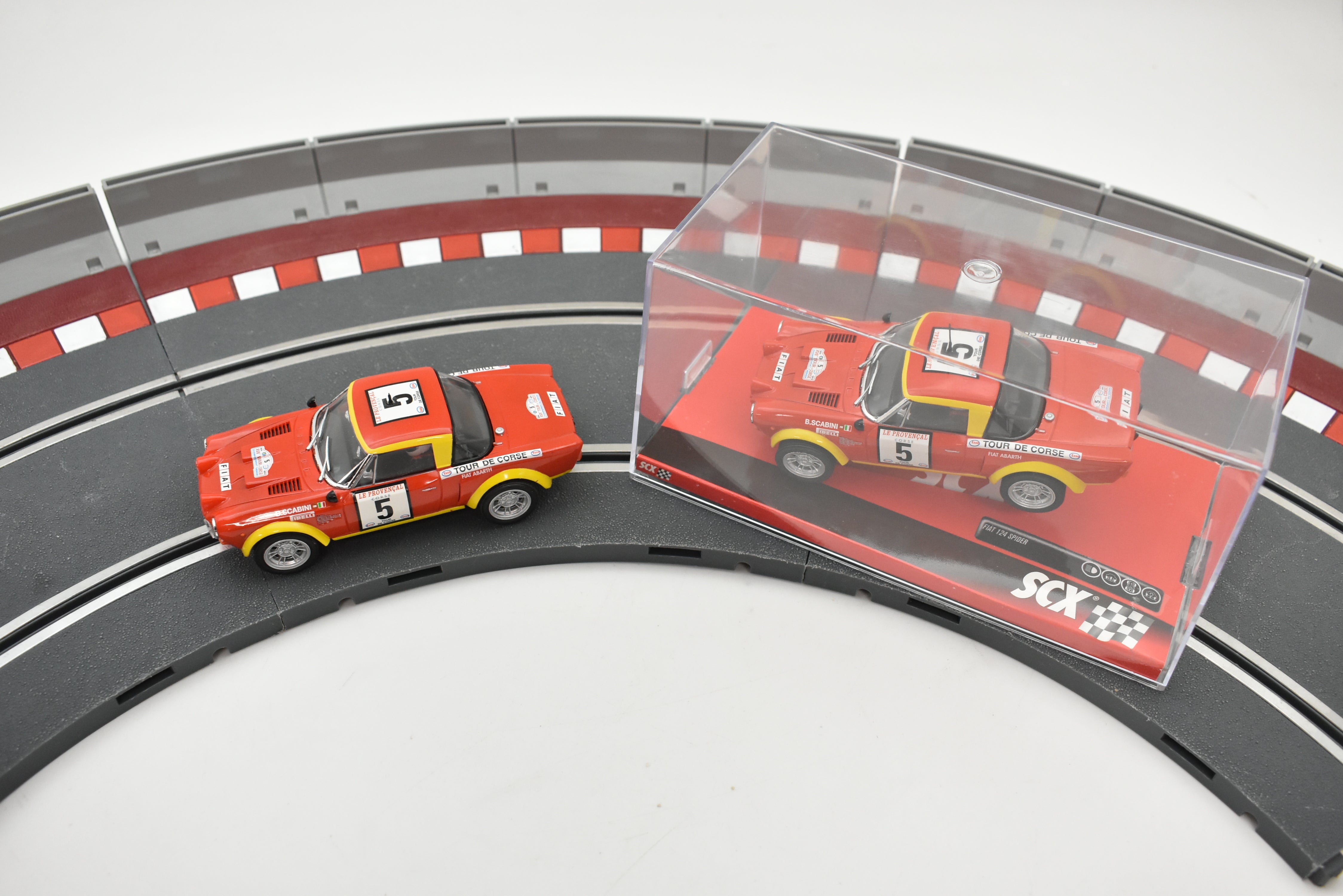A10220X3U0 SCX 1/32 SLOT CAR FIAT 124 ABARTH SPIDER 