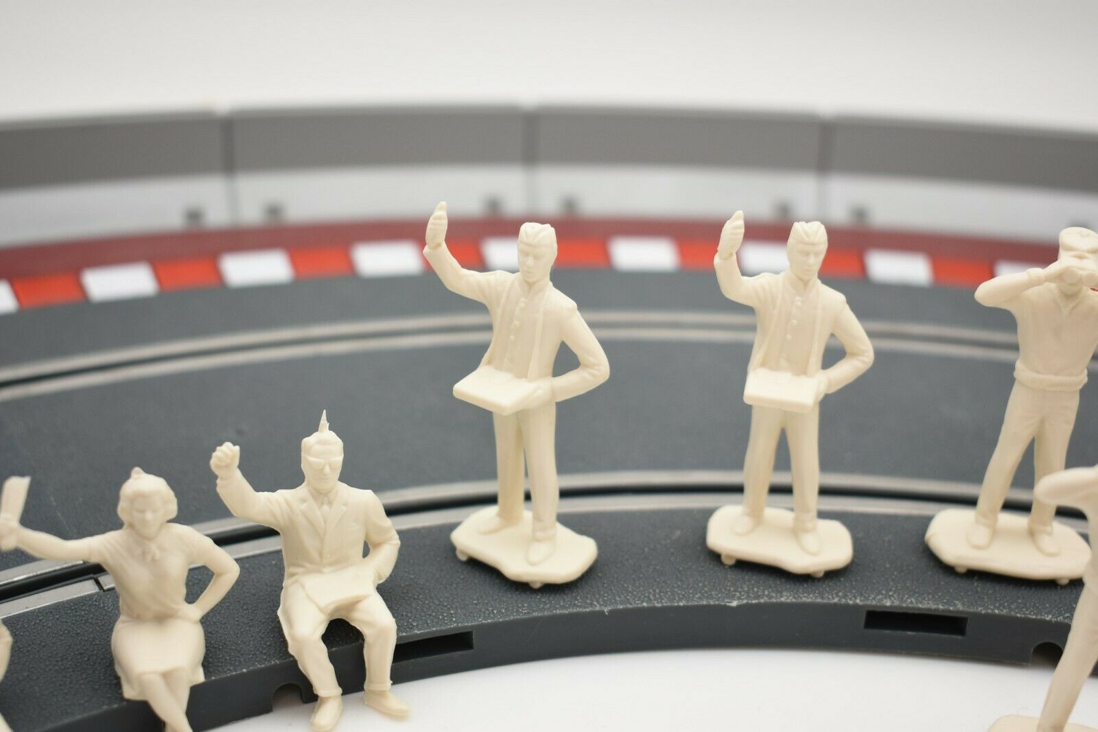 Motor Racing Spectators 12 Figures (Unpainted) 1/32 Scale
