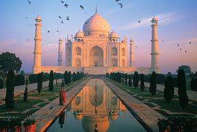 Symmetrical view of the Taj Mahal reflecting in a long reflecting pool for Tomax TOM100-078