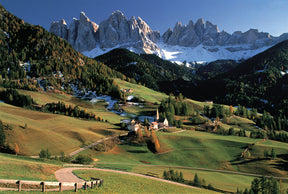 Dolomiti mountains with green valleys and scattered alpine buildings under a blue sky for Tomax TOM100-134